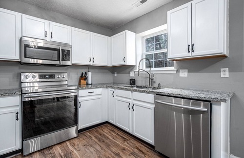 Woodcroft House | Cute, Cozy, Comfy pet friendly 4 Bedroom with Fenced yard!n