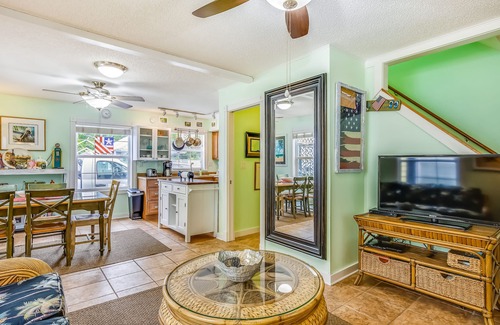 Old Town House | Cute Dog-friendly Tropical Condo with AC, WiFi, & Shared Pool - Snowbirds OK