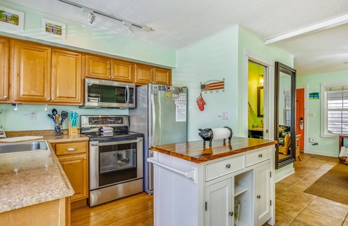Old Town House | Cute Dog-friendly Tropical Condo with AC, WiFi, & Shared Pool - Snowbirds OK