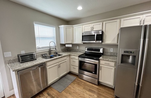 St. John - Coronado Hills House | Cute East Austin Bungalow