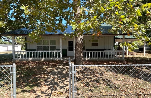 Longtown House | Cute house close to Eufaula Lake! Room to park a boat!