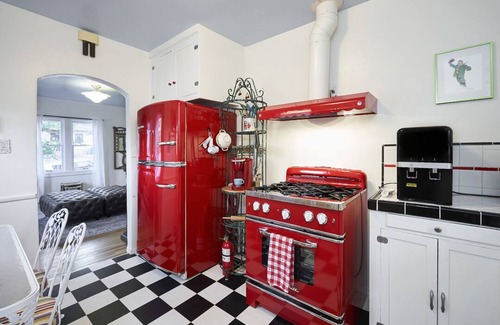 Prescott House | CUTEST PRESCOTT COTTAGE IN THE WOODS+HOT TUB+WALK DOWNTOWN+FULL OF AMENITIES!