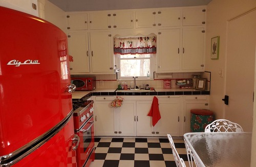 Prescott House | CUTEST PRESCOTT COTTAGE IN THE WOODS+HOT TUB+WALK DOWNTOWN+FULL OF AMENITIES!