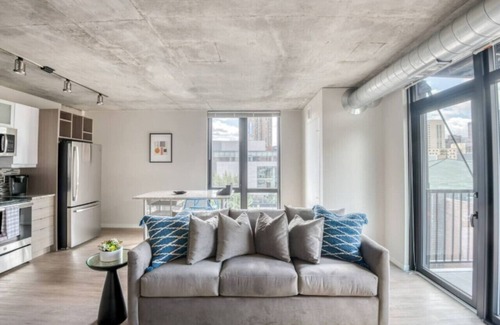 Downtown Minneapolis Apartment | CW/2BR/Sky Lounge/Rooftop Pool/Gym /A