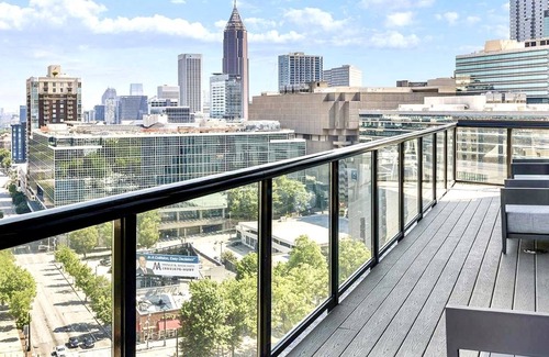 Downtown Atlanta Condo | CW Atlanta - HUGE 2BR PRES. - Rooftop Pool & Bar - Walk to MB Stadium, SF Arena