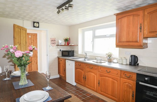 Rhyd-y-clafdy Cottage | CWM CEILIOG ANNEX, romantic, character holiday cottage in Trefor