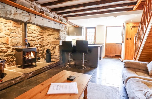 Llanbedr Cottage | CWM YR AFON COTTAGE, pet friendly, with open fire in Llanbedr