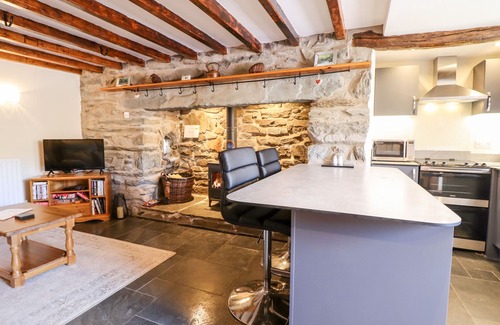 Llanbedr Cottage | CWM YR AFON COTTAGE, pet friendly, with open fire in Llanbedr