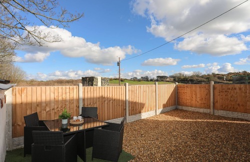 Llangefni House | CWT CI, romantic, country holiday cottage, with a garden in Llangefni