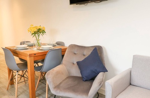 Bangor Cottage | CWT Y MYNYDD, pet friendly, with a garden in Rachub