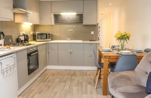 Bangor Cottage | CWT Y MYNYDD, pet friendly, with a garden in Rachub