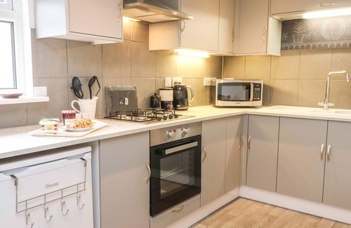 Bangor Cottage | CWT Y MYNYDD, pet friendly, with a garden in Rachub