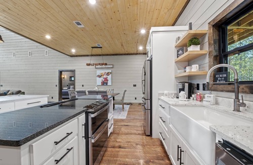 Hochatown Cabin | Cypress Valley Inn - Modern Rustic Cabin