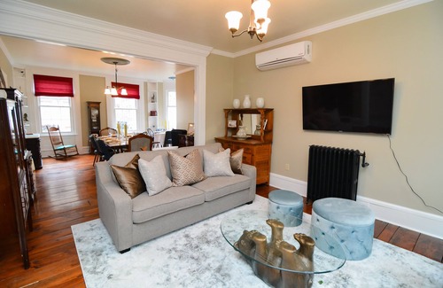 Ashfield House | Däs Barenhaus on Broadway (4 Master Bedrooms)