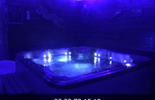 Vauvert Bed & Breakfast | Dépendance cosy climatisée jacuzzi diner aux chandelles