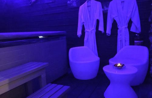 Vauvert Bed & Breakfast | Dépendance cosy climatisée jacuzzi diner aux chandelles