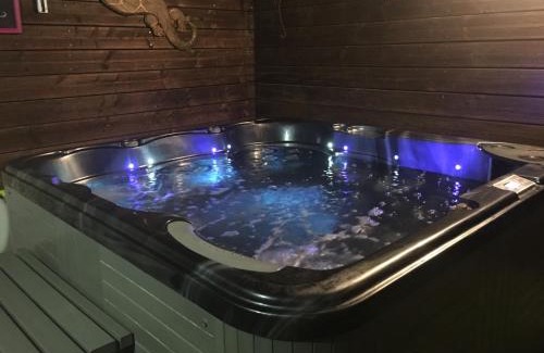Vauvert Bed & Breakfast | Dépendance cosy climatisée jacuzzi diner aux chandelles