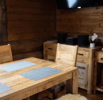 Hroznetin House | Dřevěný romantický srub v Krušných horách