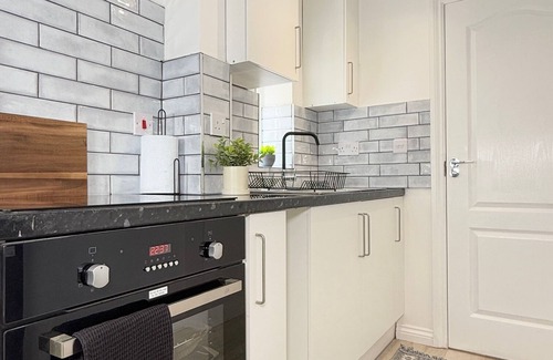 Northampton Apartment | D' Elegant Comfort - Fine Luxury 2Bed Flat + Private Garden/Patio - FreeParking