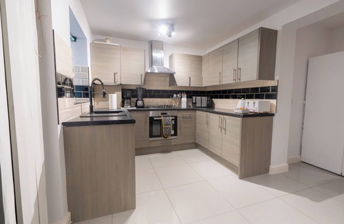 London Borough of Hounslow House | D'Luxe 5 beds Home in Twickenham, London