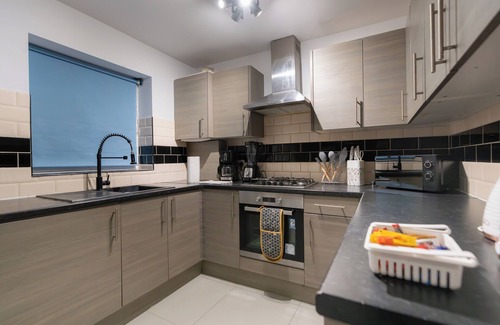 London Borough of Hounslow House | D'Luxe 5 beds Home in Twickenham, London