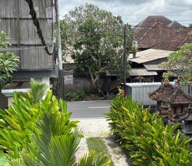 Babakan Hotel | D'tegal Guest House-Tropical Stay with Hanging Plants & Pool in Canggu