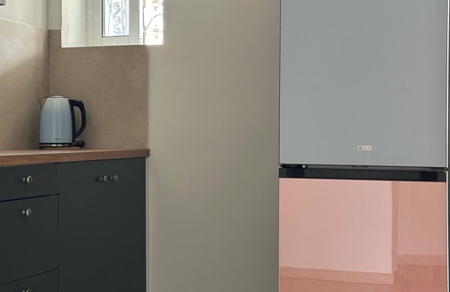 Petralona Apartment | D150 Orange is the new black
