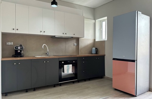 Petralona Apartment | D150 Orange is the new black