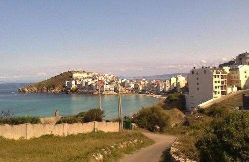 Malpica de Bergantinos Apartment | Dachwohnung mit Terasse und Meerblick unweit des Strandes