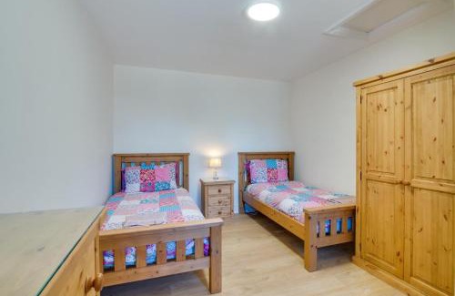 Llanrhidian Higher House | Daffodil Cottage