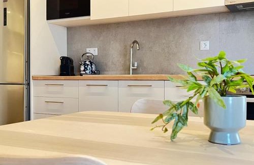 Dafni Apartment | Dafne spacious renovated apartment 170m from Metro