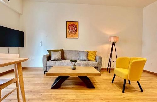 Dafni Apartment | Dafne spacious renovated apartment 170m from Metro