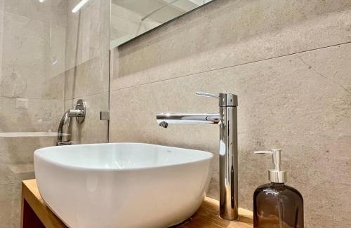 Dafni Apartment | Dafne spacious renovated apartment 170m from Metro