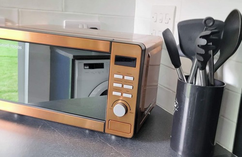 River House | Dagenham - House - Sleeps 4 - Garden - City Centre