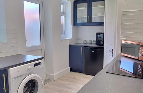 River House | Dagenham - House - Sleeps 4 - Garden - City Centre