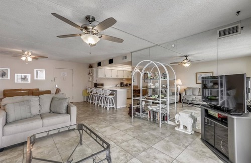North Ocean City Condo | DAILY ACTIVITIES & LINENS INCLUDED*! 2BR/2BA Quay condo with ocean & bay views. Rents on a weekly, Sat-Sat basis.