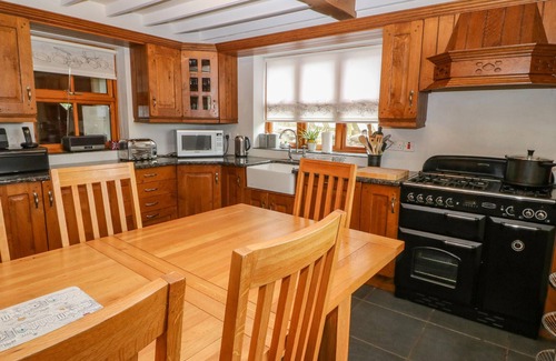 Garn Fadryn Cottage | DAIRY COTTAGE, pet friendly, with a garden in Sarn Meyllteyrn