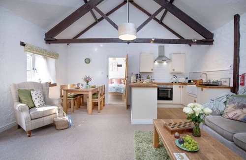 Paignton Cottage | Daisy Cottage - Sleeps 4 guests in 2 bedrooms