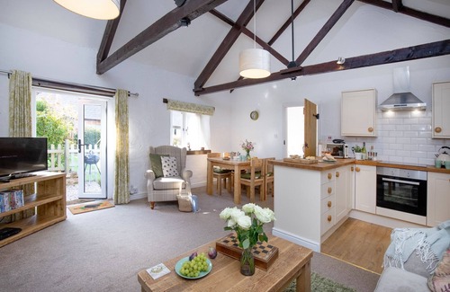 Paignton Cottage | Daisy Cottage - Sleeps 4 guests in 2 bedrooms