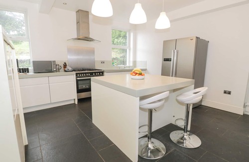 Llanrwst Cottage | DALE COTTAGE, pet friendly, character holiday cottage in Llanrwst