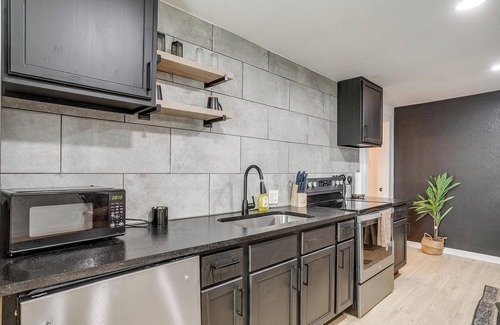 Oak Cliff House | Dallas Serene Escape | King Bed | Full Kitchen