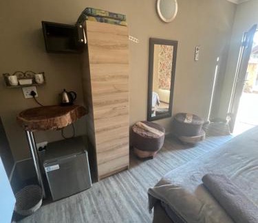 Madibeng Cabin | Damascus Bush Lodge