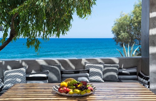 Kamari Villa | DAMMA BEACHFRONT LUXURY VILLA