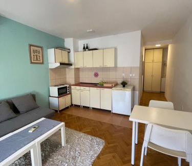 Grbavica Apartment | Dan noć
