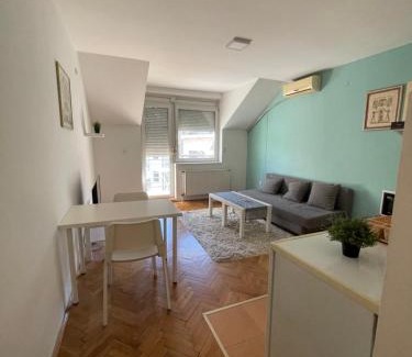 Grbavica Apartment | Dan noć