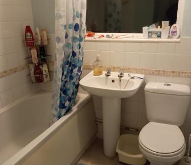 Lincoln Apartment | Dana's room with free wifi and parking