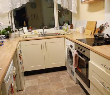 Lincoln Apartment | Dana's room with free wifi and parking