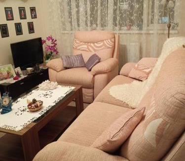 Lincoln Apartment | Dana's room with free wifi and parking