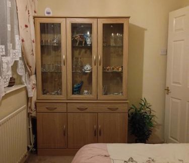 Lincoln Apartment | Dana's room with free wifi and parking