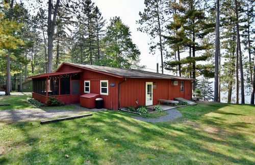 Northwoods Beach Cabin | Dancing Water Retreat-Lake-front cabin Grindstone Lake, Hayward w/ dock